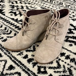 Toms Size 9.5 Heeled Booties Desert Tan